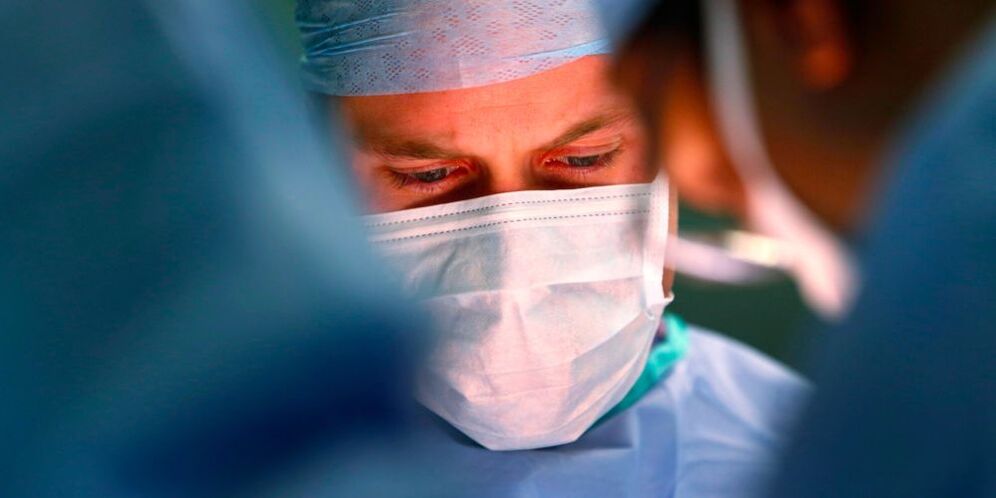 o cirurxián realiza unha operación para agrandar o pene