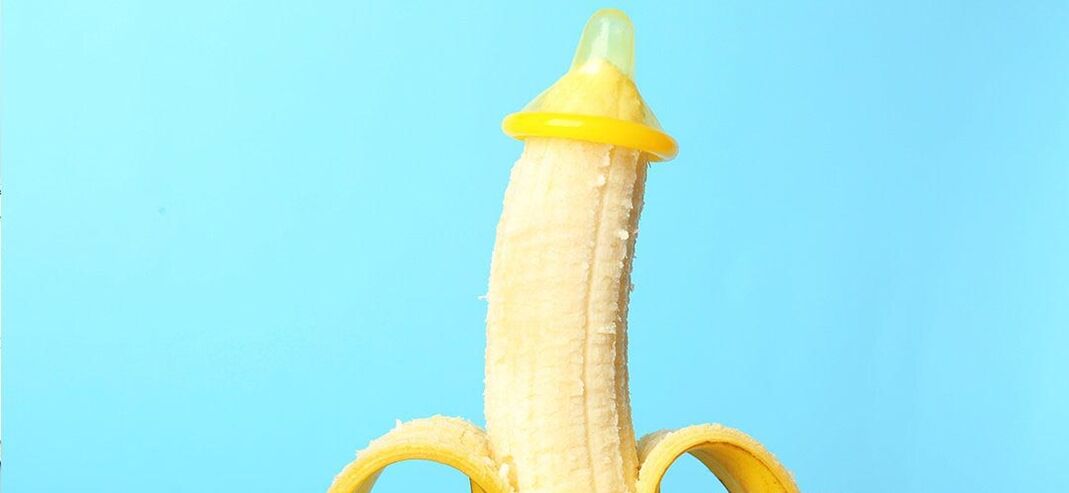 Plátano nun preservativo como unha imitación dunha ampliación do pene sen cirurxía