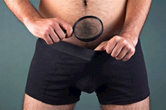 Un home examina o seu pene cunha lupa e quere facelo máis groso